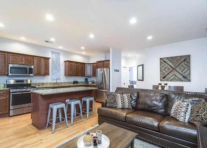 Holiday home Entire Building-walk To Lincoln Park Or The