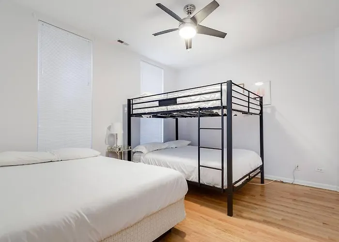 Holiday home Entire Building-walk To Lincoln Park Or The Chicago